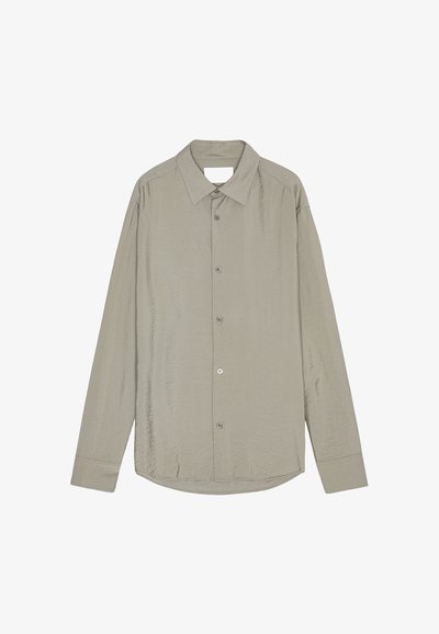 Chemise à manches longues gris clair avec une fermeture à boutons sur le devant, texture douce, col pointu et ourlet arrondi. Présente des boutons et des coutures assortis.
