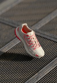 Nike Sportswear P 6000 - Baskets basses - bright crimson/soft pearl/light orewood brown/black/metallic silver