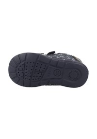 Semelle en caoutchouc noir avec motif d'étoiles, surface texturée, et détails de logo ; dispose de trous de ventilation et de rainures flexibles pour une meilleure traction.