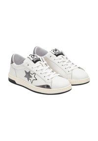 Sneaker bianche con accenti argentati, logo a stella e marchio nero sulla linguetta. Materiale in pelle liscia, suola in gomma. Design classico low-top.