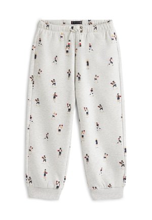 Ανοιχτό γκρι παιδικά παντελόνια jogger με ελαστική μέση και μανσέτες, με σχέδιο γεμάτο μικρούς καλαθοσφαιριστές σε δράση.