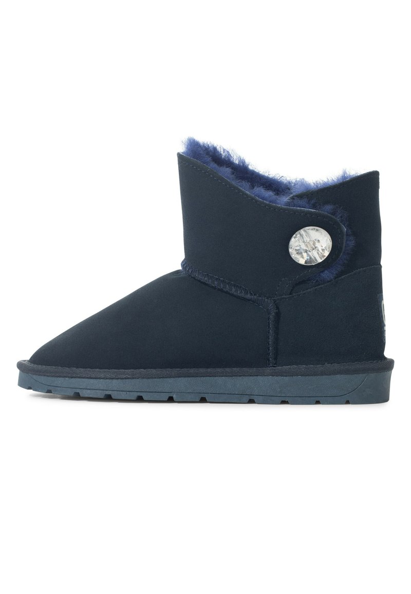 Marineblauwe enkellaarsjes van suede met een zachte bontvoering en een decoratieve knop. Heeft een gestructureerde vorm en een rubberen zool.