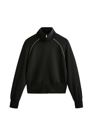 Sort zip-jakke med ståkrave, udstyret med hvid piping langs skuldrene og elastiske manchetter. Fremstillet af et blødt, tekstureret materiale.