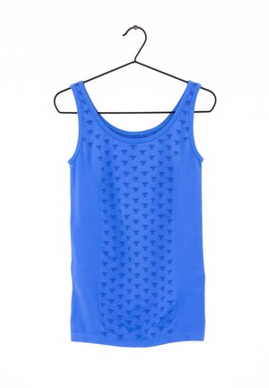 Blå ærmeløs tanktop med et subtilt gentagende lille blomsterprint hængende på en sort trådbøjle.