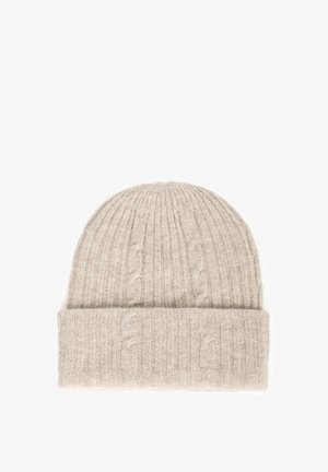Beżowa dzianinowa czapka typu beanie o prążkowanej fakturze i podwiniętym brzegu. Na powierzchni znajduje się wzór warkoczy, wykonana z miękkiego, ciepłego materiału.