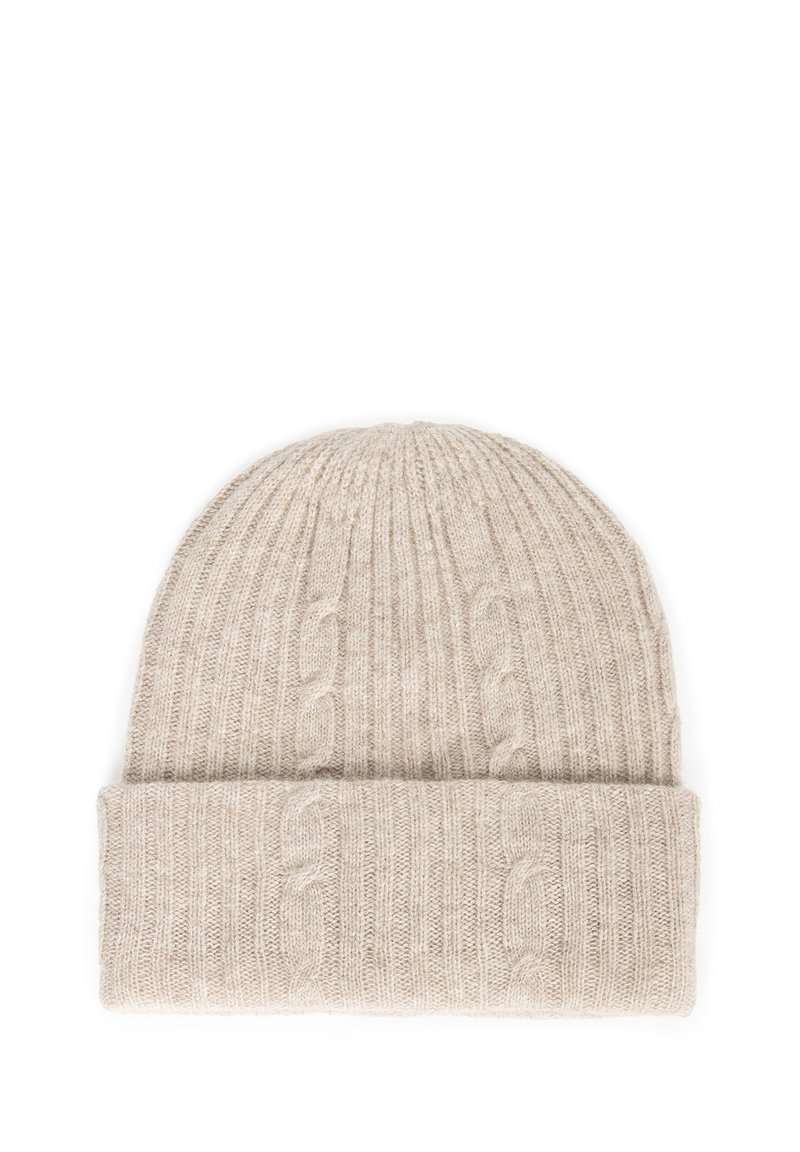 Beżowa dzianinowa czapka typu beanie o prążkowanej fakturze i podwiniętym brzegu. Na powierzchni znajduje się wzór warkoczy, wykonana z miękkiego, ciepłego materiału.