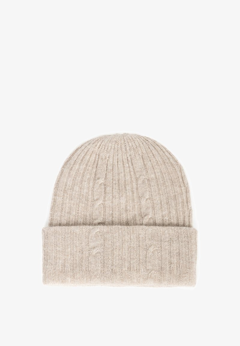 Beżowa dzianinowa czapka typu beanie o prążkowanej fakturze i podwiniętym brzegu. Na powierzchni znajduje się wzór warkoczy, wykonana z miękkiego, ciepłego materiału.
