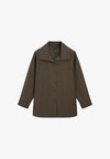HIGH COLLAR OVERSHIRT WITH BUCKLE DETAIL - Halflange jas - khaki