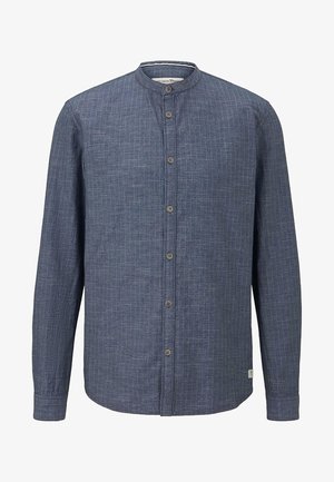 Camisa azul oscuro de manga larga con un sutil patrón de cuadrícula, cierre de botones en el frente y un pequeño cuello mao.