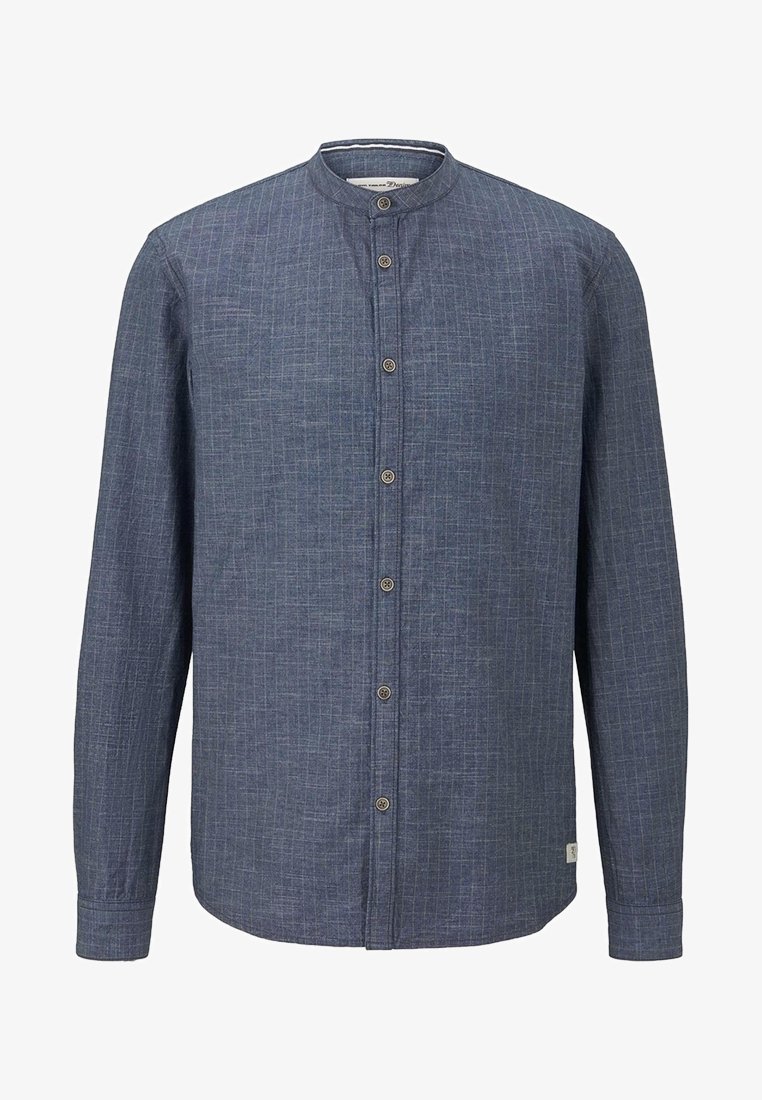 Chemise bleu foncé à manches longues avec un motif quadrillé subtil, boutonnée devant et petit col montant.