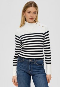 Gestreifter Pullover in Weiß und Marineblau, mit einem hohen Kragen, Knopfakzenten an einer Schulter und einem figurbetonten Design mit langen Ärmeln.