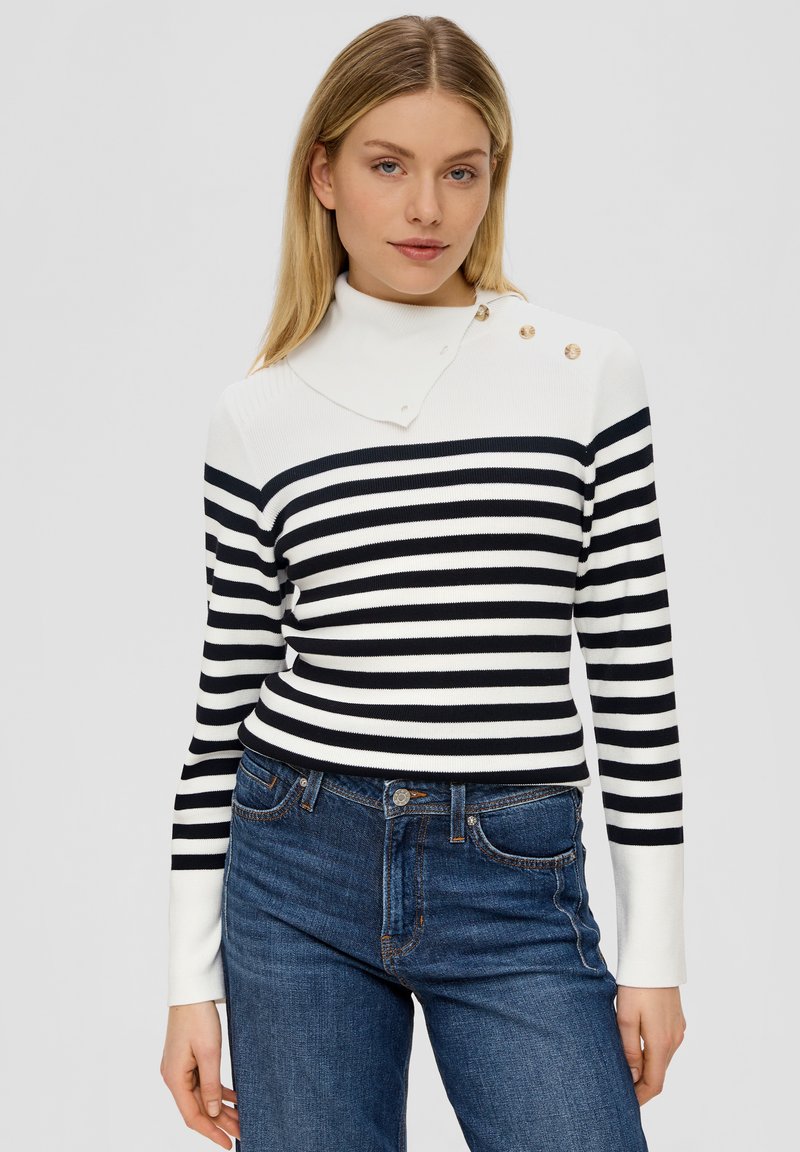 Gestreifter Pullover in Weiß und Marineblau, mit einem hohen Kragen, Knopfakzenten an einer Schulter und einem figurbetonten Design mit langen Ärmeln.