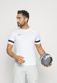 Nike Performance STRIKE  - Pantalón corto de deporte - pure platinum/volt/hyper pink