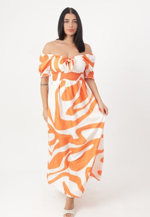 Robe maxi blanche et orange, avec un corsage smocké, des manches dénudées et un motif de rayures ondulées. Texture du tissu lisse.
