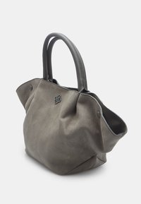 Borsa in suede grigia con maniglie in pelle, caratterizzata da un design morbido, un logo discreto e bottoni a pressione sui lati per la regolazione della forma.
