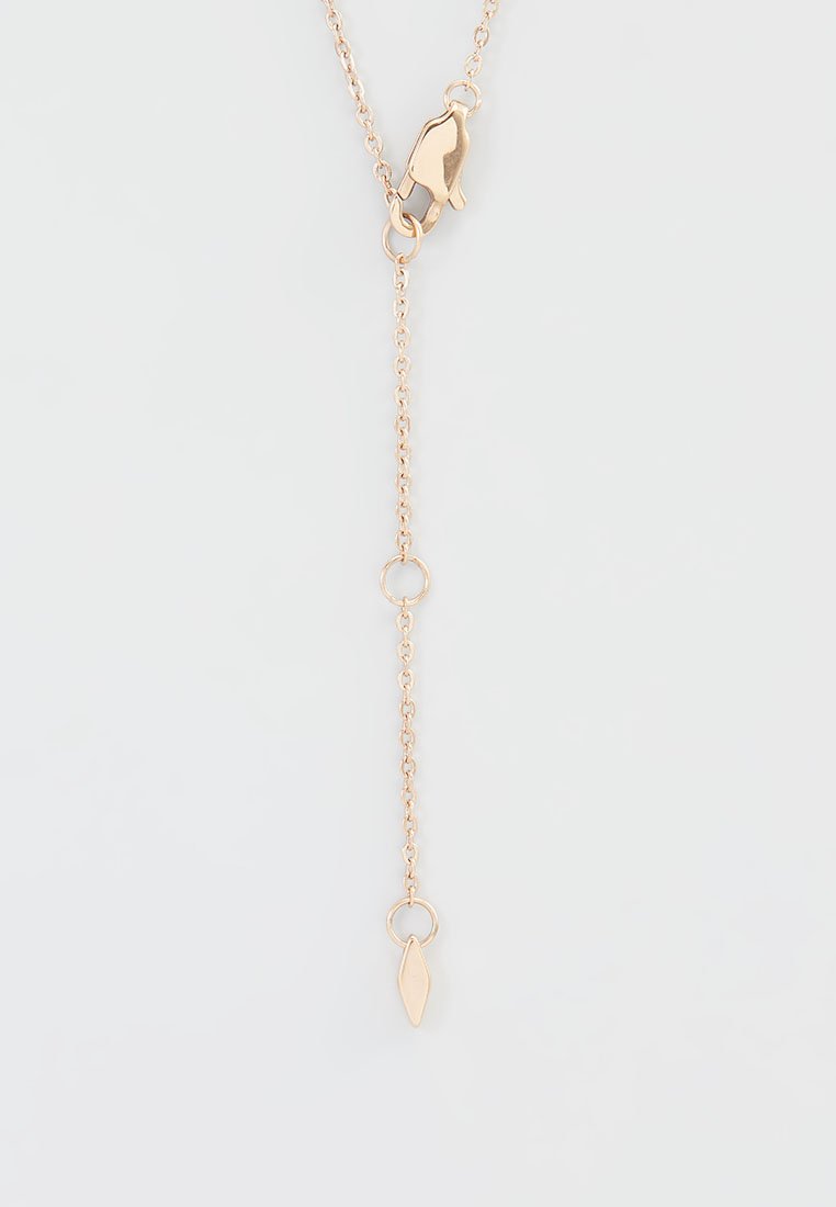 Halskette aus goldfarbenem Metall mit einem Karabinerverschluss, kreisförmigen Gliedern und einem Tropfen-Anhänger. Das Design zeichnet sich durch eine glatte, polierte Oberfläche aus.