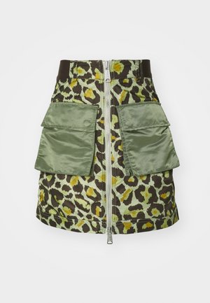 Jupe cargo en imprimé léopard vert, avec deux grandes poches en satin, une fermeture éclair à l'avant, et une ceinture contrastée.