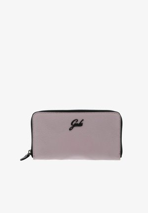 Portefeuille rose clair zippé avec bordure noire et logo "Gabs" noir sur le devant, présenté sur un fond blanc uni.