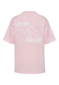 Lyserød T-shirt med korte ærmer, der har et hvidt grafisk design med teksten "FRESH SEASON" og illustrationer af fodbold. Blødt stof.
