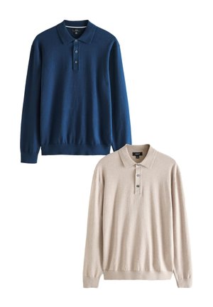 Langærmede polo shirts, en mørkeblå og en beige, med tre-knaps placket og ribstrikkede manchetter på hvid baggrund.