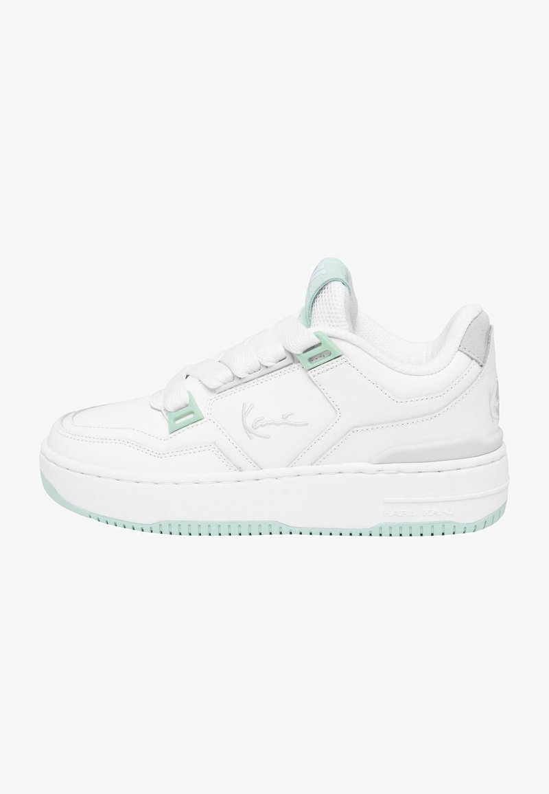 Weiße Leder-Sneaker mit einer mintgrünen Laufsohle. Zu den Merkmalen gehören ein gepolsterter Schaft, eine Schnürung vorne sowie dezente Logos an den Seiten und der Ferse.