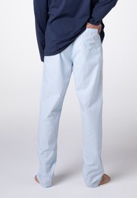 Pantaloni lounge a righe azzurro chiaro realizzati in cotone, con una vestibilità comoda, texture morbida e dettagli con tasche laterali.