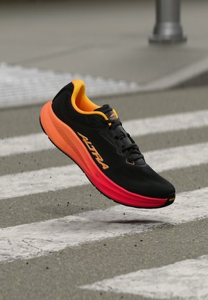 Altra TORIN 9 - Metsajooksu tossud - black/orange pop/firy coral
