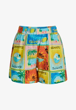 Shorts de algodón coloridos con un estampado tropical que presenta etiquetas de varios destinos, cinturilla elástica y un corte relajado.