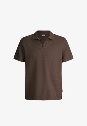 Brązowa teksturowana koszulka polo z krótkim rękawem, dekoltem w serek oraz prążkowanym kołnierzem i mankietami na rękawach, przedstawiona na białym tle.