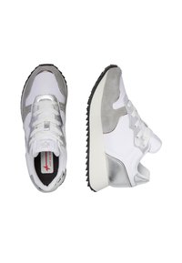 Sneakers atletici bianchi e grigi con dettagli in suede e metallici, dotati di una suola in gomma nera testurizzata e design con lacci.
