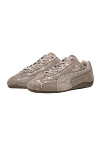 Sneakers in suede grigio con design strutturato, chiusura con lacci, logo PUMA sul lato e suola in gomma. Presentano una leggera lucentezza e accenti curvi.