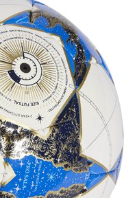 Ballon de football blanc et bleu avec des accents dorés. Présente des motifs d'étoiles, une surface texturée et un indicateur de taille imprimé sur un panneau.