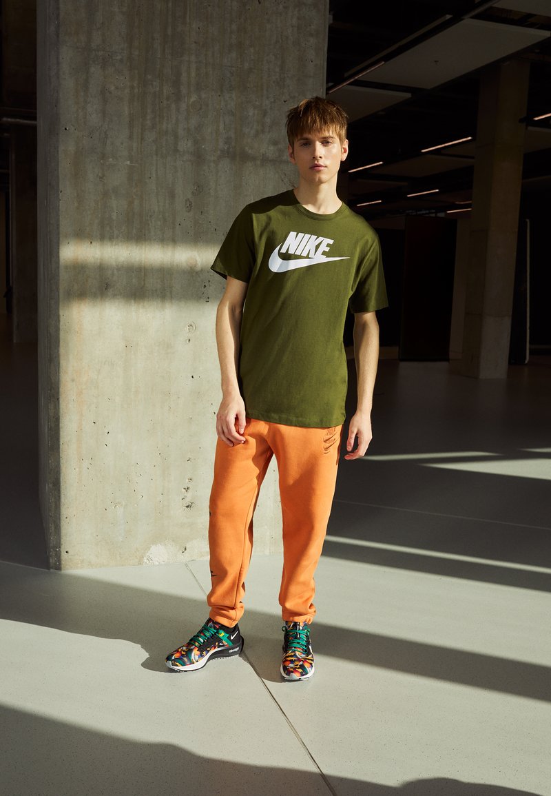 Nike Sportswear TEE ICON FUTURA - T-shirt estampada - rough green/white