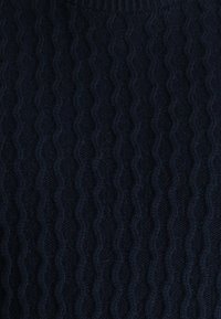 Marineblaues Sweatshirt mit strukturiertem Wellenmuster, aus einem weichen Strickstoff mit einem gerippten Rundhalsausschnitt.