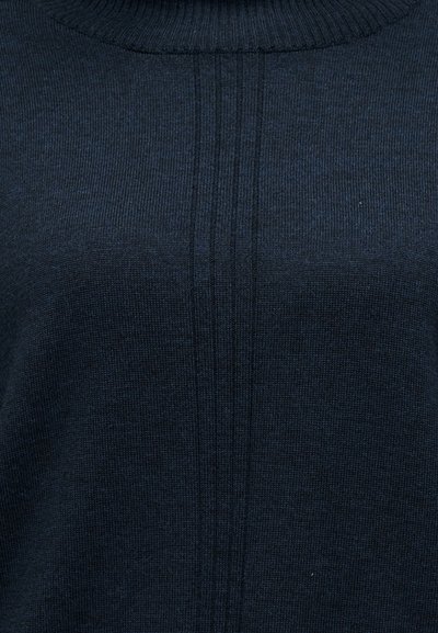 Σκούρο μπλε πλεκτό πουλόβερ με ψηλό γιακά και κάθετες ραβδώσεις κατά μήκος του μπροστινού μέρους, κατασκευασμένο από υφασμάτινη υφή.