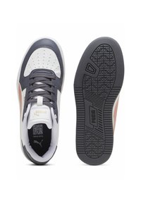 Sneaker aus einer Mischung von dunkelblauem Leder, weißem Leder und einem Roségold-Akzent. Mit perforierter Zehenpartie und grauer Gummisohle mit geometrischem Profil.
