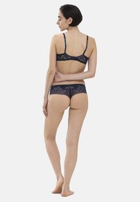 Krajkový bralet a odpovídající kalhotky v námořnické barvě, s jemnými krajkovými detaily, nastavitelné ramínka a měkký elastický pás.