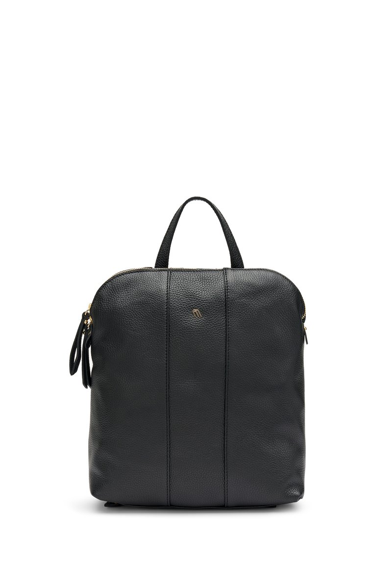 Sac à dos en cuir noir avec une finition texturée, forme arrondie, poignée supérieure et accents en métal doré. Dispose de deux zips latéraux.