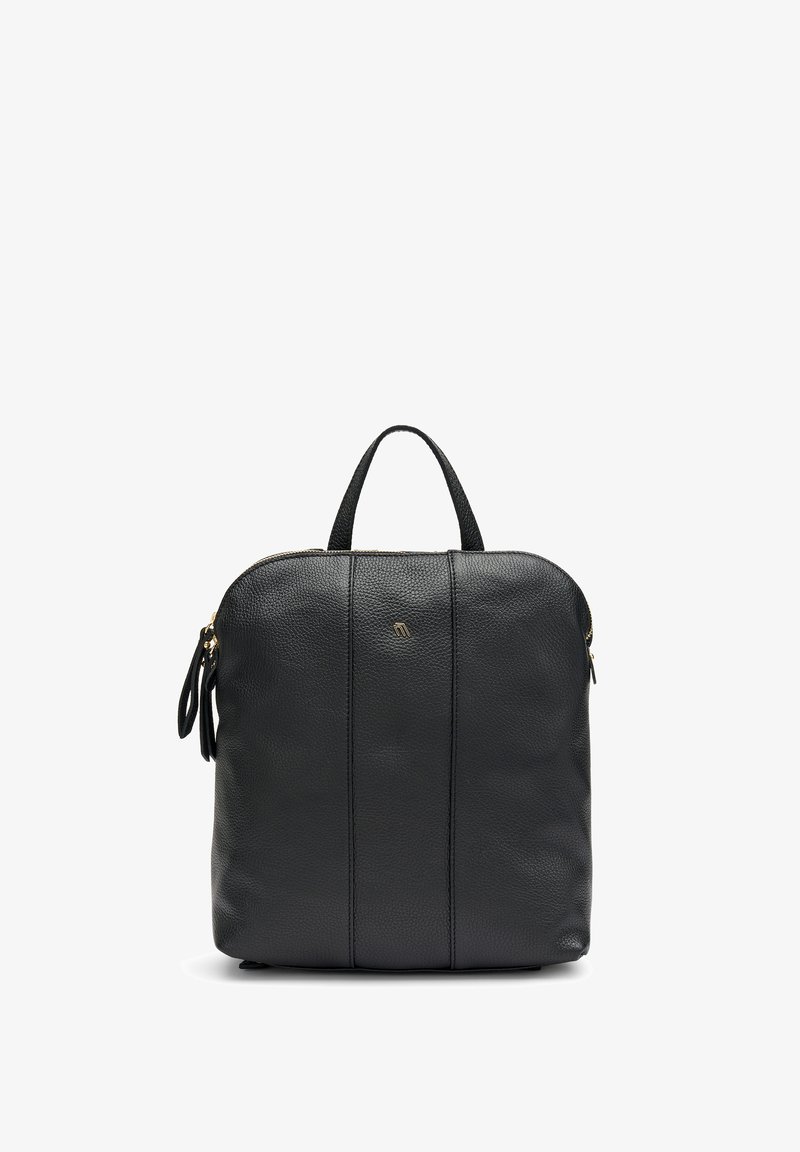 Zaino in pelle nera con una finitura testurizzata, forma arrotondata, manico superiore e dettagli in metallo dorato. Presenta due cerniere laterali.