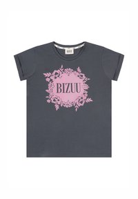 Grijze t-shirt met korte mouwen met een roze bloemenontwerp en de tekst "BIZUU" in het midden. Gemaakt van zachte, lichte stof.