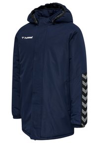 Giacca con cappuccio blu navy dalla finitura texture, con dettagli a chevron a contrasto lungo le maniche e le tasche laterali per la praticità.