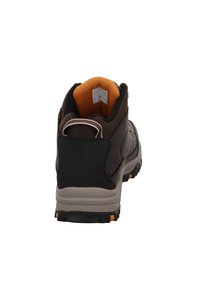 Zapato de senderismo marrón con un cuello acolchado, suela de goma y acento en el talón negro. Presenta un forro naranja y costuras reforzadas.