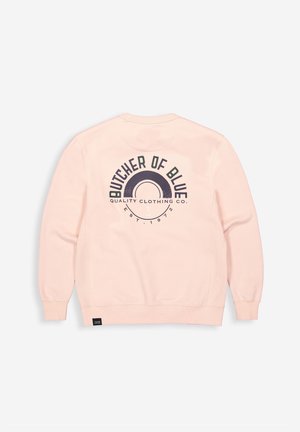 Hellrosa Sweatshirt mit langen Ärmeln, schwarzem "Butcher of Blue Quality Clothing Co."-Logo und halbkreisförmigem Design mittig auf dem Rücken.