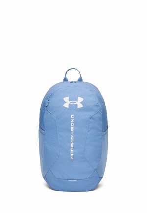 Blauwe Under Armour rugzak met wit logo en verticale tekst, voorvak met ritssluiting en zijvakken van gaas op een witte achtergrond.