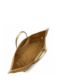 Borsa tote metallica oro con due manici e un ampio interno in tessuto marrone che presenta due tasche laterali e una chiusura con zip.