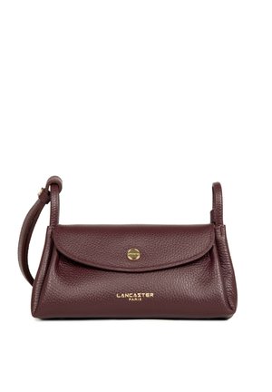 Petit sac à main en cuir brun foncé texturé avec rabat et bouton doré, équipé d'une bandoulière et du logo Lancaster Paris en lettres dorées.