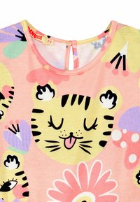 Roze katoenen T-shirt met een ronde halslijn, versierd met cartoon tijgergezichten en bloemmotieven in gele, paarse en zwarte accenten.