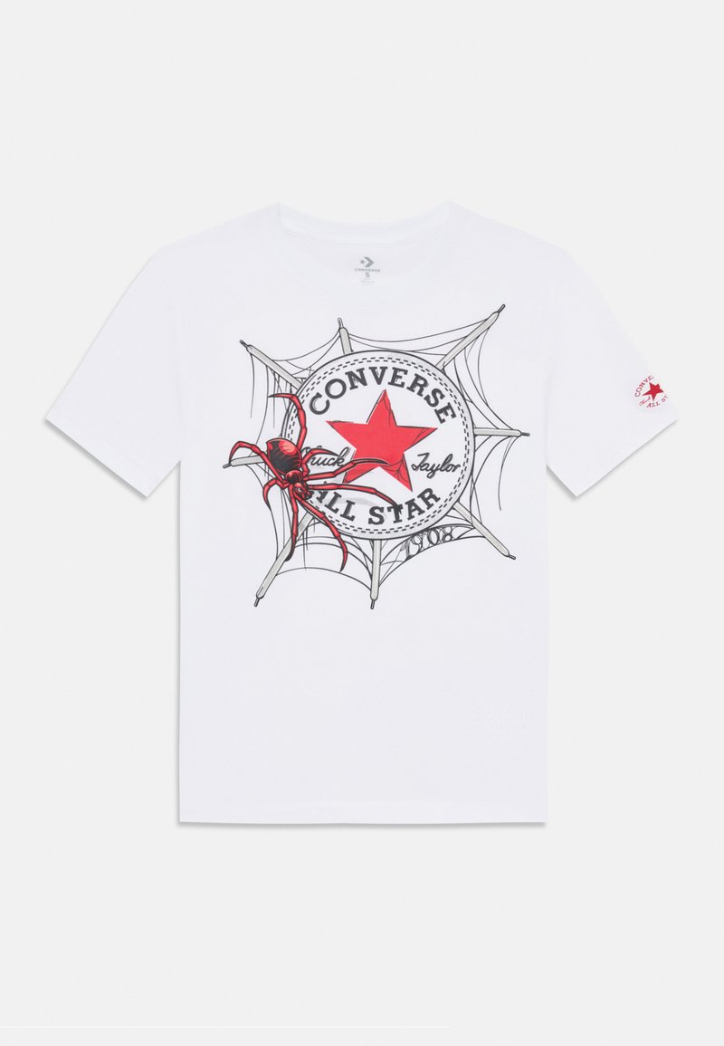 T-shirt en coton blanc avec un logo étoile rouge, un graphisme d'araignée et un design de toile. Contours et texte noirs, manches courtes, col rond.