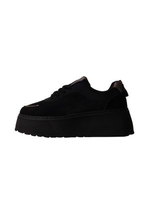 Sneaker plateforme noire avec semelle épaisse côtelée, fermeture à lacets à l'avant, et accents marron subtils au talon et sur la languette.