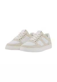 Sneaker beige e bianche con tomaia texturizzata, chiusura con lacci e colletto imbottito. Presentano tre strisce laterali bianche e suola in gomma.